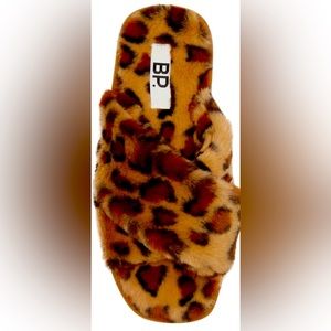 NWOT Faux fur slipper’s